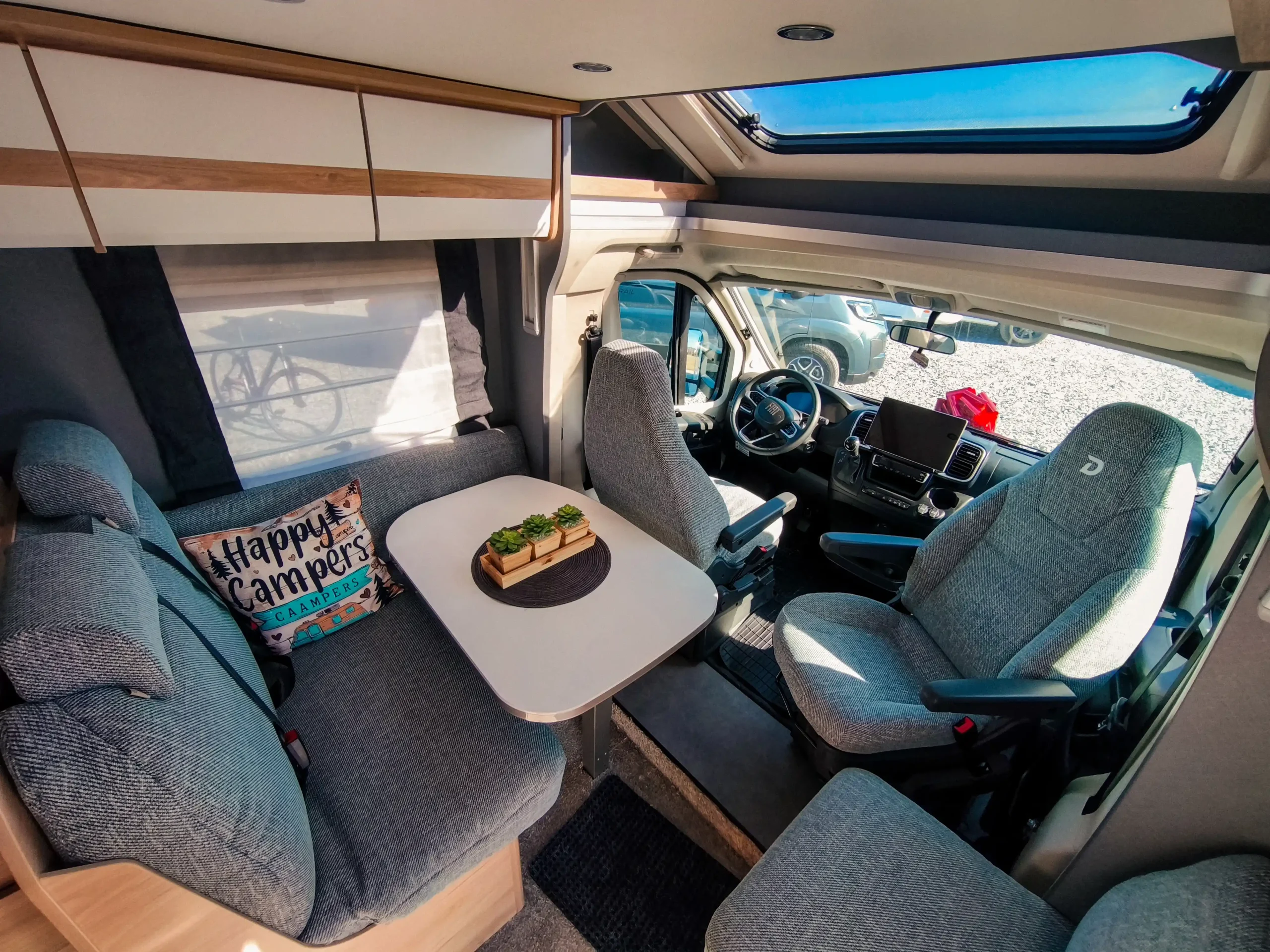 lakoauto-belso-ter-arcturus-dethleffs-just-camp.jpg z Arcturus lakóautó belső tere konyhával és ülőgarnitúrával – Dethleffs Just Camp, Savaria Camper